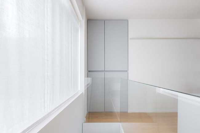 Rénovation appartement à Milan: linéarité et transparence suspendue