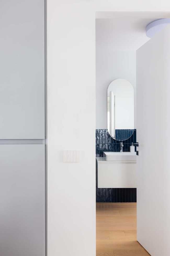 Rénovation appartement à Milan: linéarité et transparence suspendue