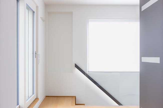 Rénovation appartement à Milan: linéarité et transparence suspendue