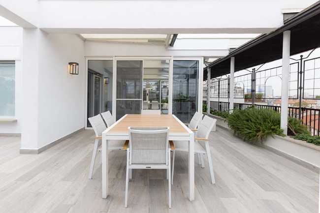 Rénovation appartement à Milan: linéarité et transparence suspendue