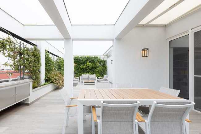 Rénovation appartement à Milan: linéarité et transparence suspendue