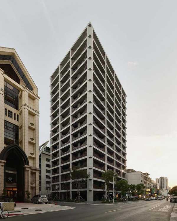 Residential building in Zhishan: archetypal forms and precious materials