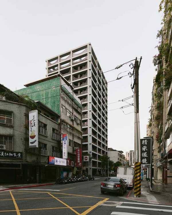 Residential building in Zhishan: archetypal forms and precious materials