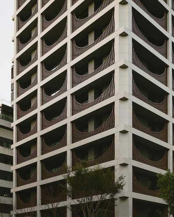 Residential building in Zhishan: archetypal forms and precious materials