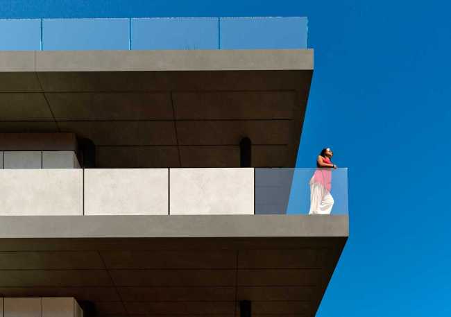 Parapetti in Ceramica e Vetro. Tra normativa, sicurezza, design e innovazione architettonica