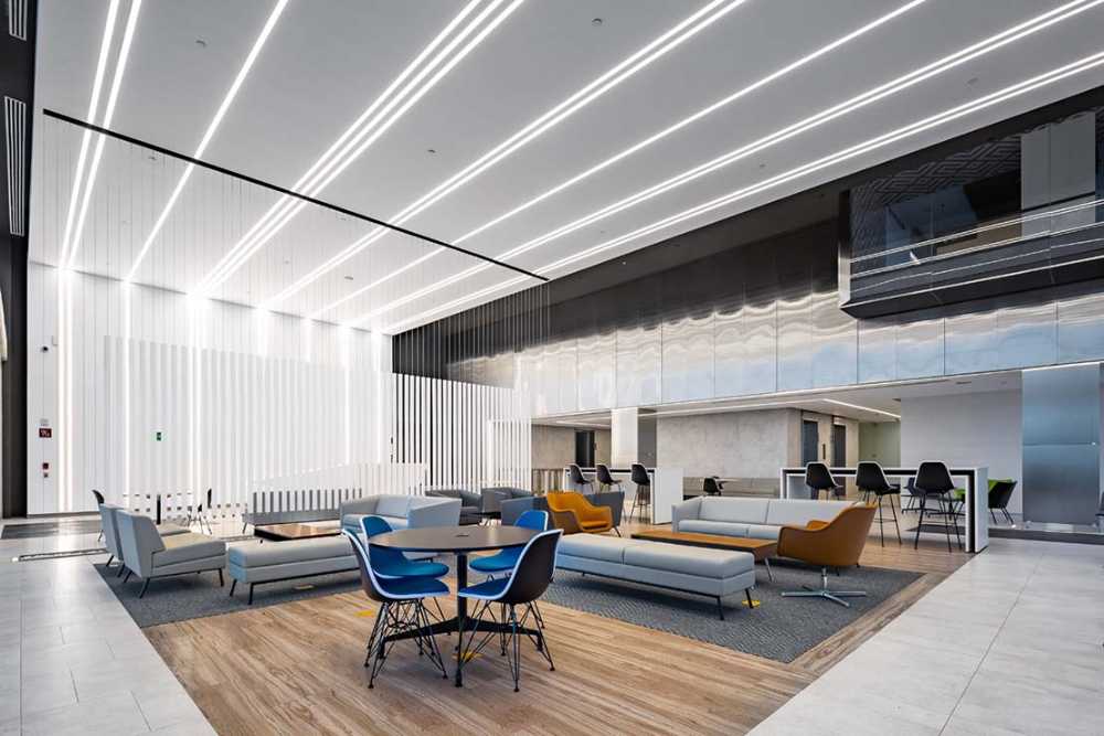 Oficinas Hines en Guadalajara conectadas con el vestíbulo y el exterior