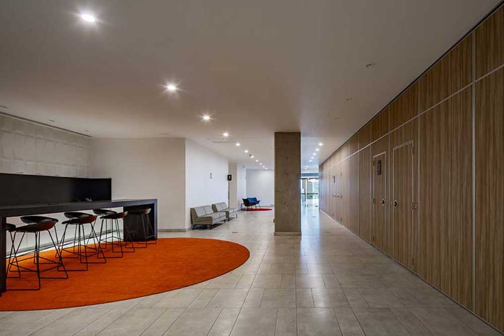 Uffici Hines a Guadalajara in connessione con la hall e l’esterno