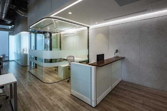 Uffici Hines a Guadalajara in connessione con la hall e l’esterno