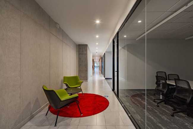 Uffici Hines a Guadalajara in connessione con la hall e l’esterno