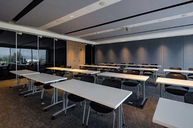 Uffici Hines a Guadalajara in connessione con la hall e l’esterno