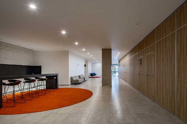 Uffici Hines a Guadalajara in connessione con la hall e l’esterno