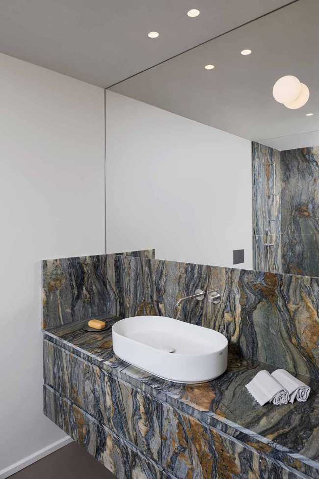 Apartamento SL, los detalles de la restauración de lujo en un edificio protegido.