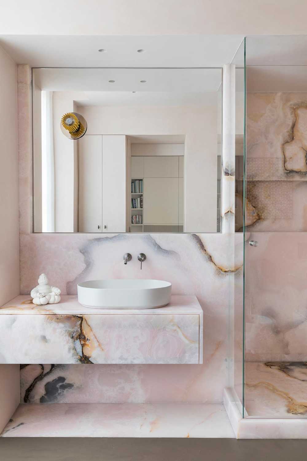 Apartamento SL, los detalles de la restauración de lujo en un edificio protegido.