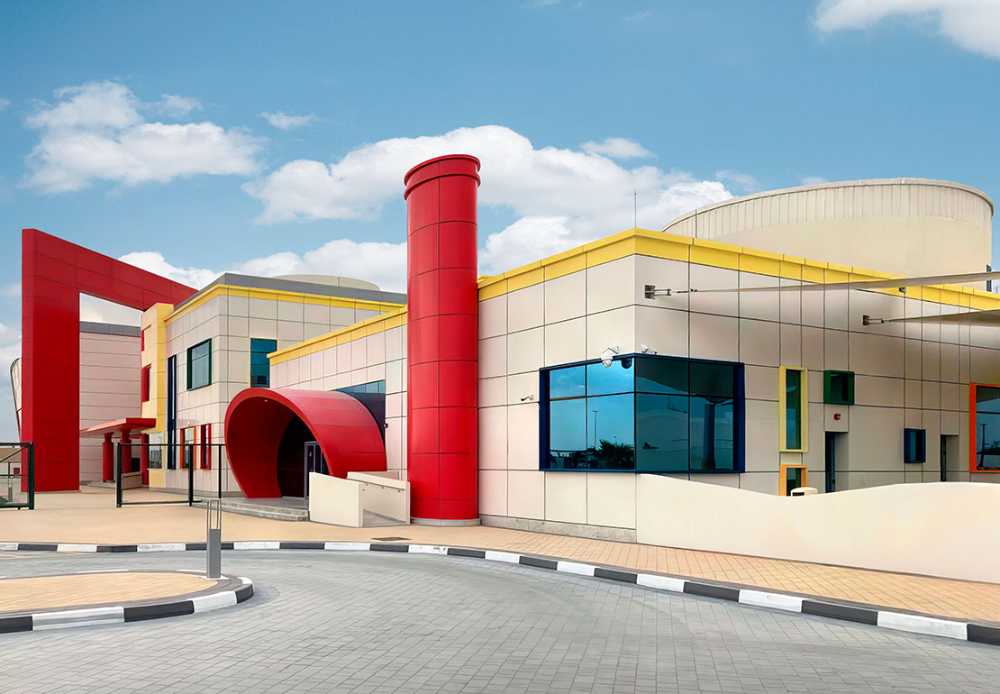 Edificio escolar en Al-Laseeli: cuaderno blanco en el desierto.