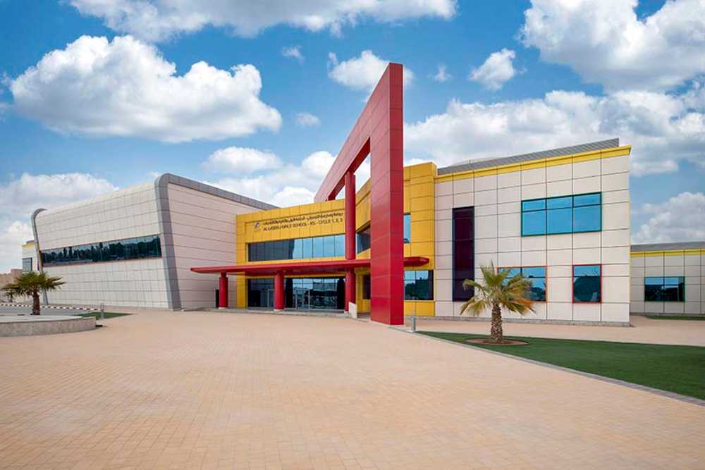 Edificio escolar en Al-Laseeli: cuaderno blanco en el desierto.