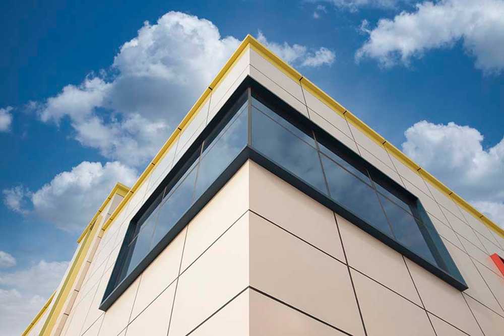 Edificio escolar en Al-Laseeli: cuaderno blanco en el desierto.