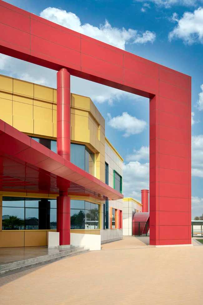 Edificio escolar en Al-Laseeli: cuaderno blanco en el desierto.