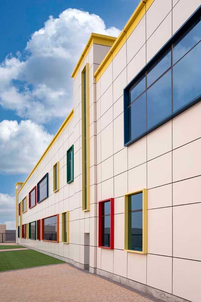 Edificio escolar en Al-Laseeli: cuaderno blanco en el desierto.