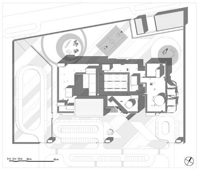 Edificio escolar en Al-Laseeli: cuaderno blanco en el desierto.