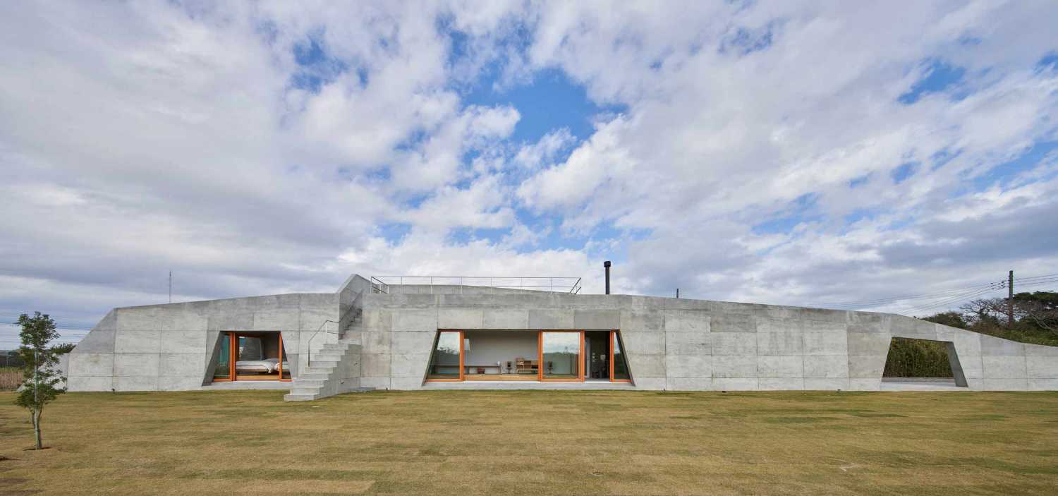 Isumi Villa, the main wall transforms into a landscape