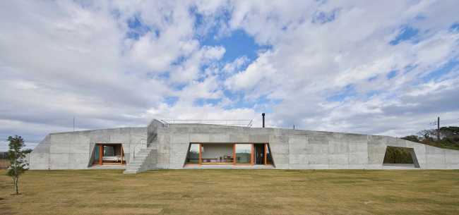 Isumi Villa, the main wall transforms into a landscape