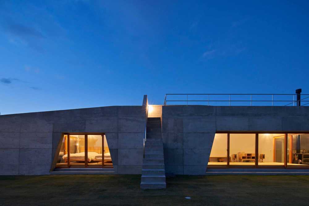 Isumi Villa, the main wall transforms into a landscape