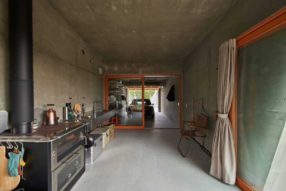 Isumi Villa, the main wall transforms into a landscape