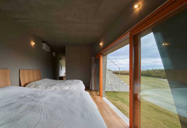 Isumi Villa, the main wall transforms into a landscape