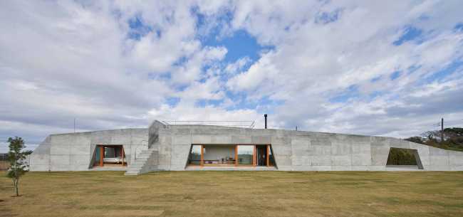 Isumi Villa, the main wall transforms into a landscape