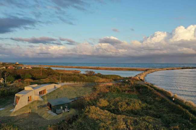 Isumi Villa, the main wall transforms into a landscape