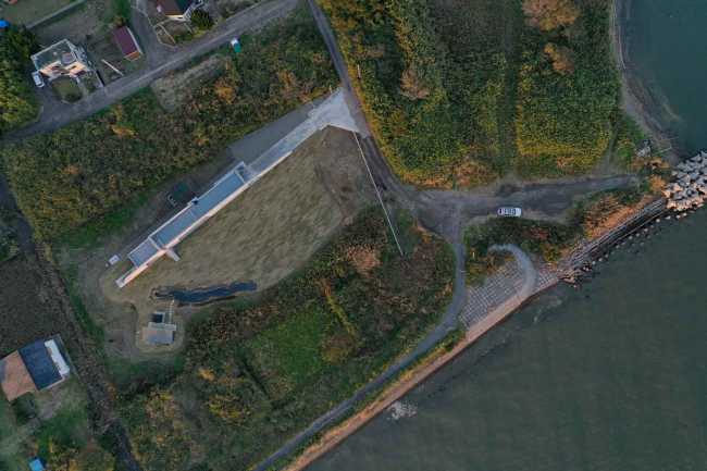 Isumi Villa, the main wall transforms into a landscape