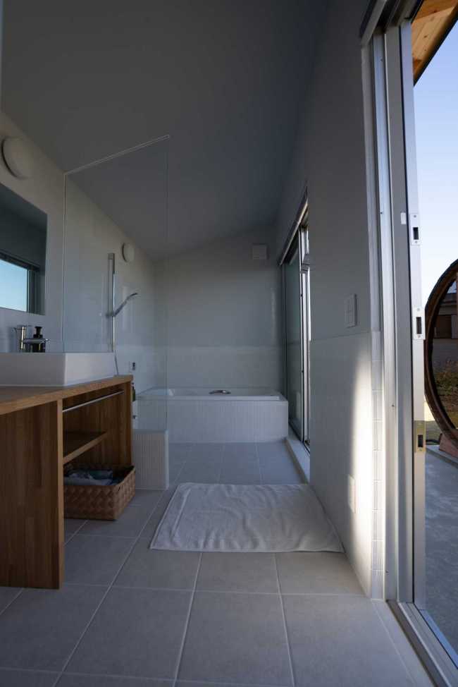 Isumi Villa, the main wall transforms into a landscape