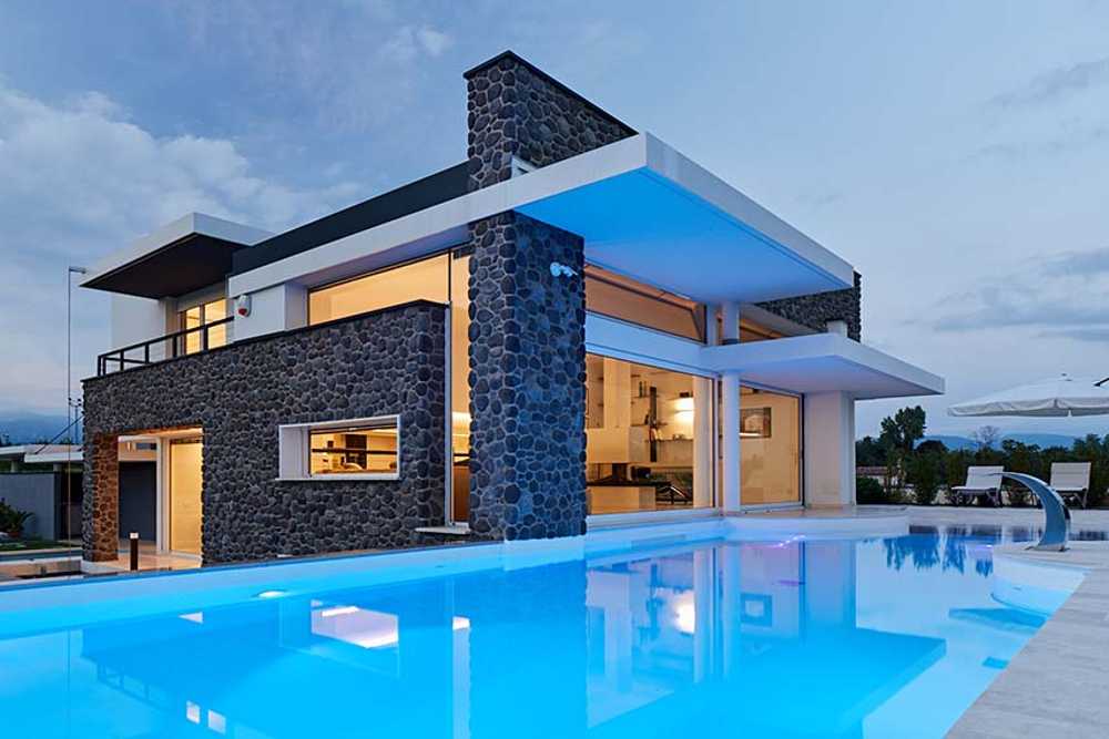 Dove l’acqua riflette la luce. Architettura in equilibrio