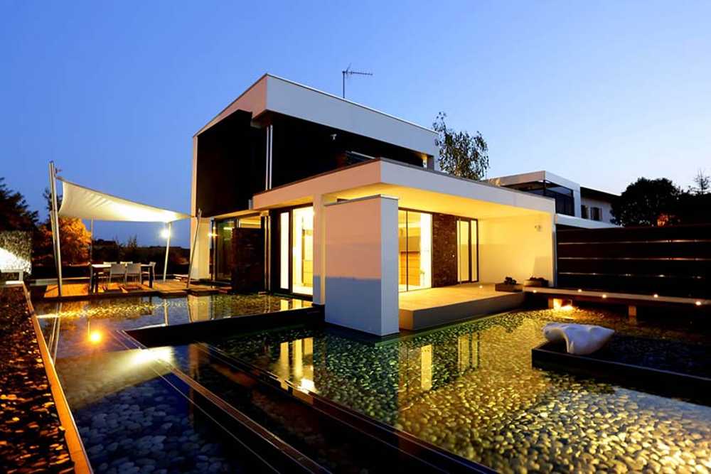 Dove l’acqua riflette la luce. Architettura in equilibrio