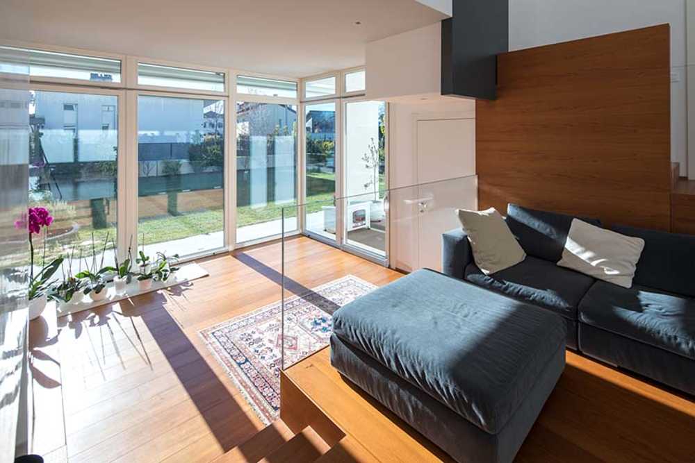 Dove l’acqua riflette la luce. Architettura in equilibrio