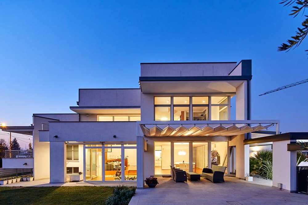 Dove l’acqua riflette la luce. Architettura in equilibrio