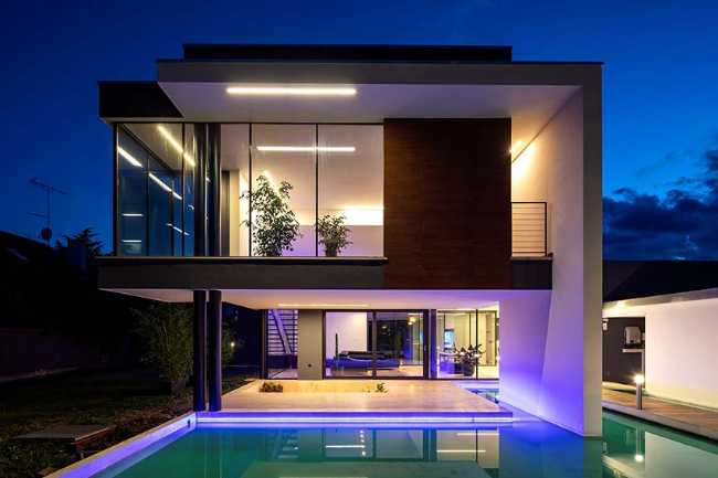 Dove l’acqua riflette la luce. Architettura in equilibrio