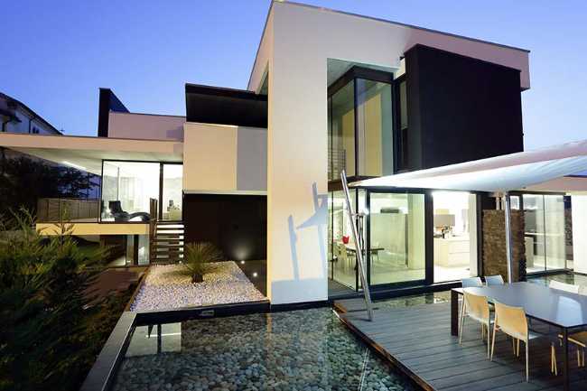 Dove l’acqua riflette la luce. Architettura in equilibrio