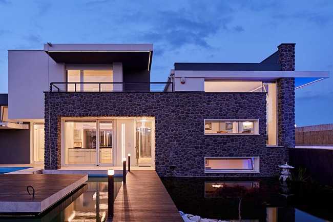 Dove l’acqua riflette la luce. Architettura in equilibrio