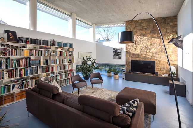 Dove l’acqua riflette la luce. Architettura in equilibrio