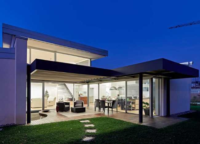 Dove l’acqua riflette la luce. Architettura in equilibrio