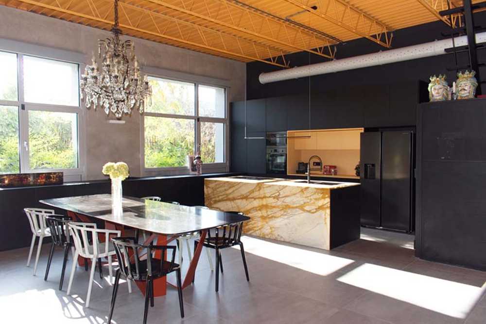 Loft ex-carrocería: una desafiante reconversión estética y funcional