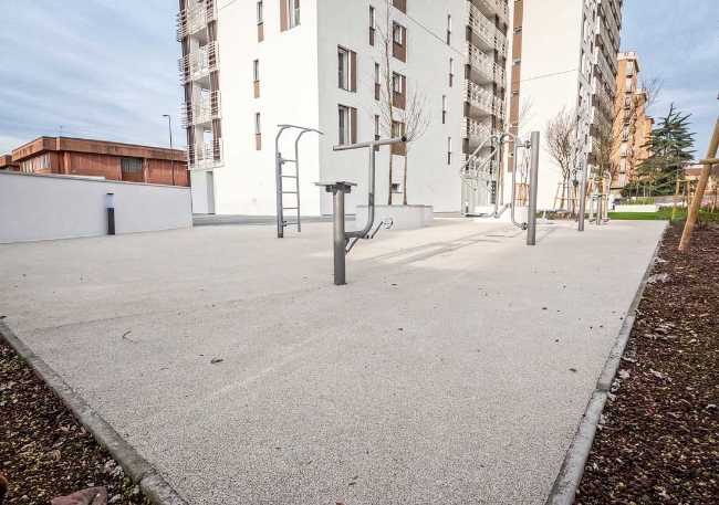 Pavimentazioni in resina per ambienti scolastici: sistemi innovativi per palestre, aule, aree gioco e spazi comuni