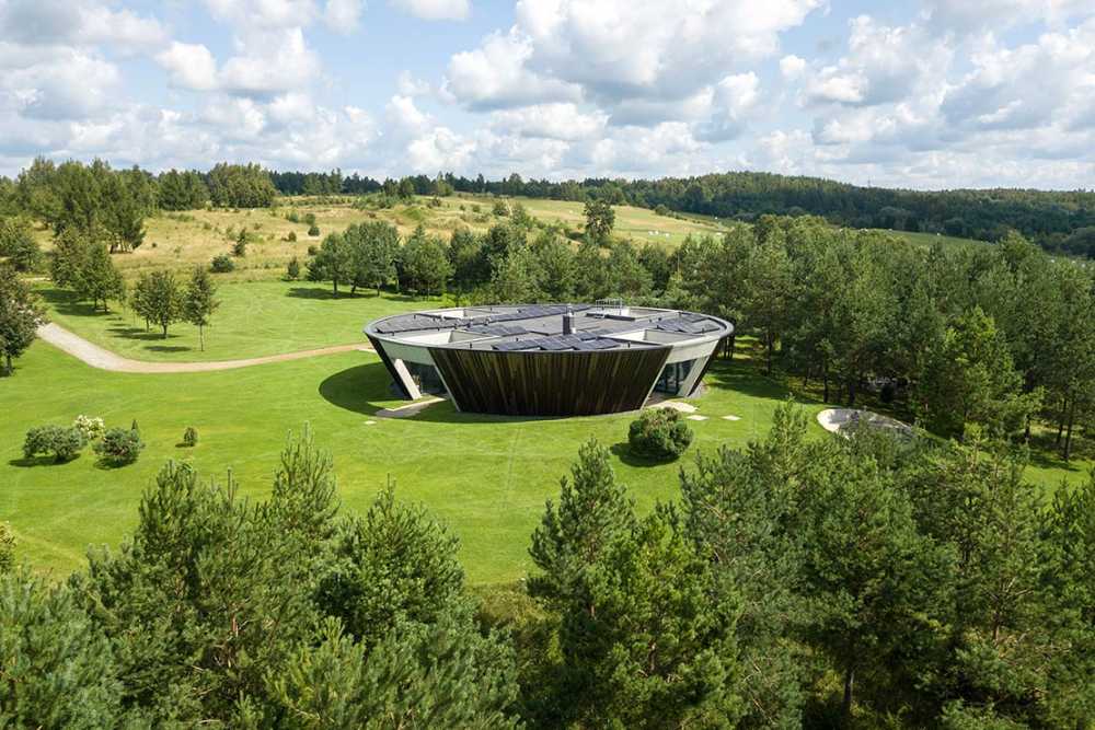 Villa O : une sculpture circulaire entre lac et nature