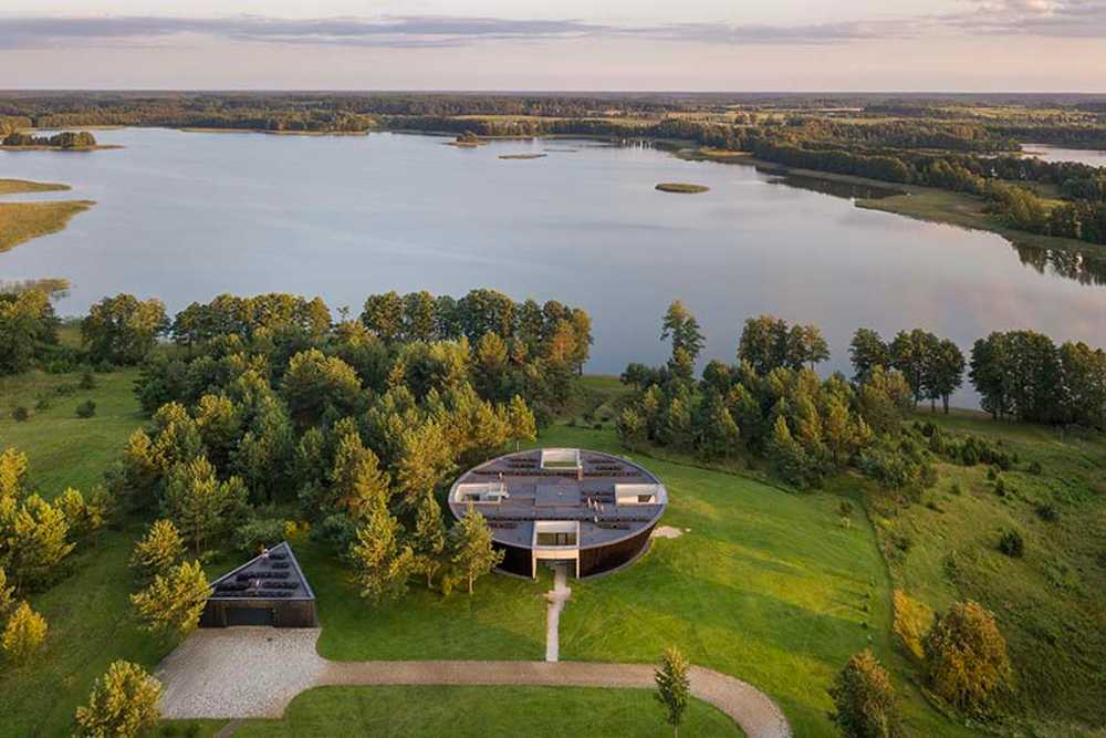 Villa O: una scultura circolare tra lago e natura