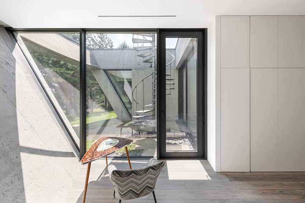 Villa O: una scultura circolare tra lago e natura