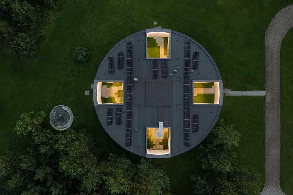 Villa O: una scultura circolare tra lago e natura