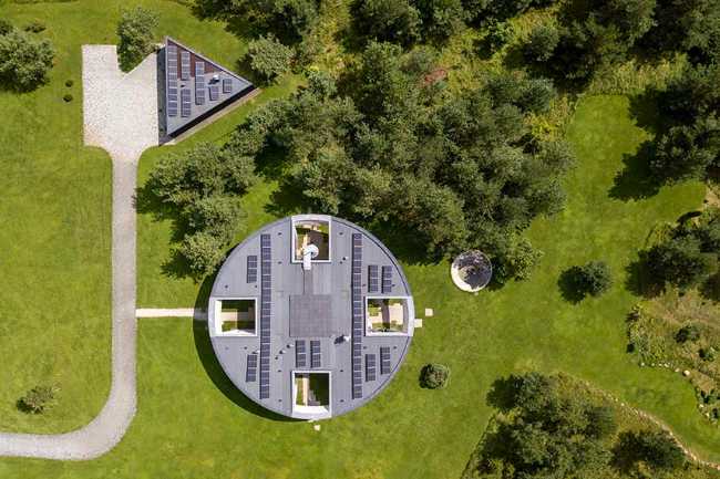 Villa O: una scultura circolare tra lago e natura