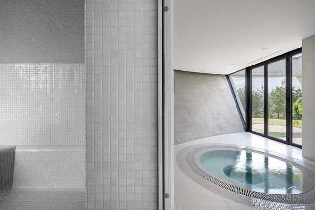 Villa O: una scultura circolare tra lago e natura