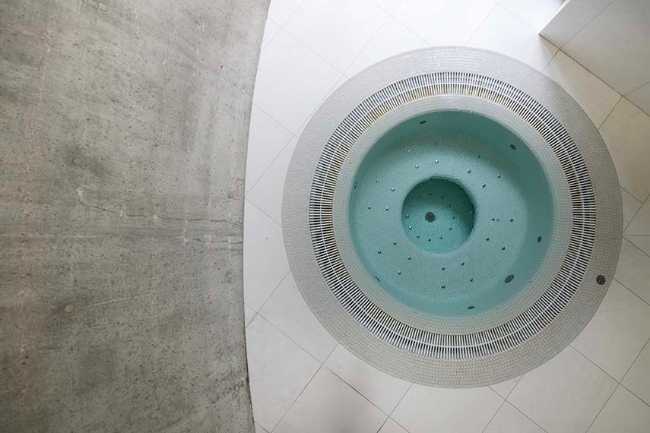 Villa O: una scultura circolare tra lago e natura